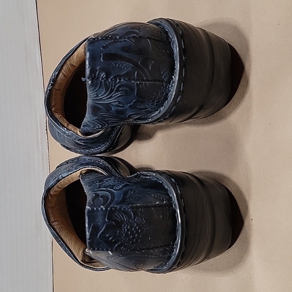 Bass, 8.5 Med. "Sheena" Clogs, Navy Blue Embossed / Tooled Paisley Design, NWOT! - Picture 3 of 8